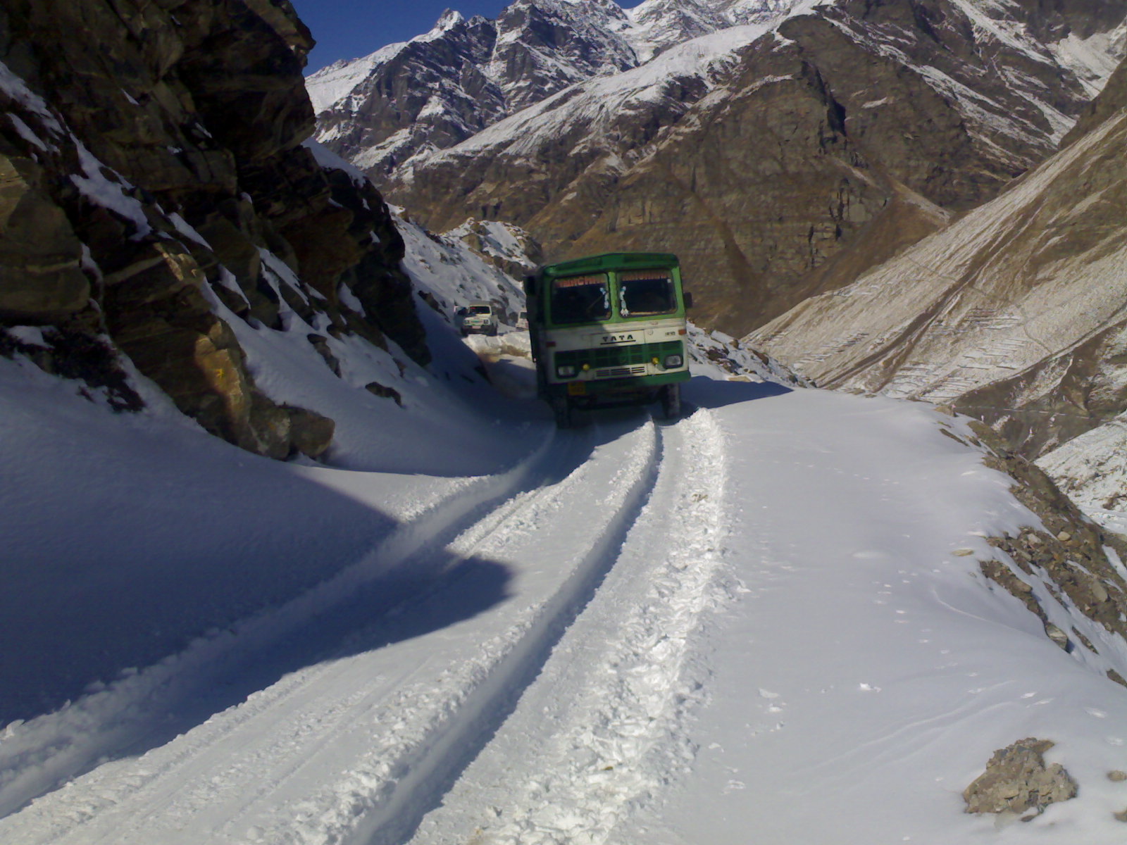 HRTC bus passing through snowy hills of Baralacha Pass video share by  deputy cm mukesh agnihotri | Video: डिप्टी CM मुकेश अग्निहोत्री ने शेयर की  HRTC की खूबसूरत वीडियो, देखिए | Zee